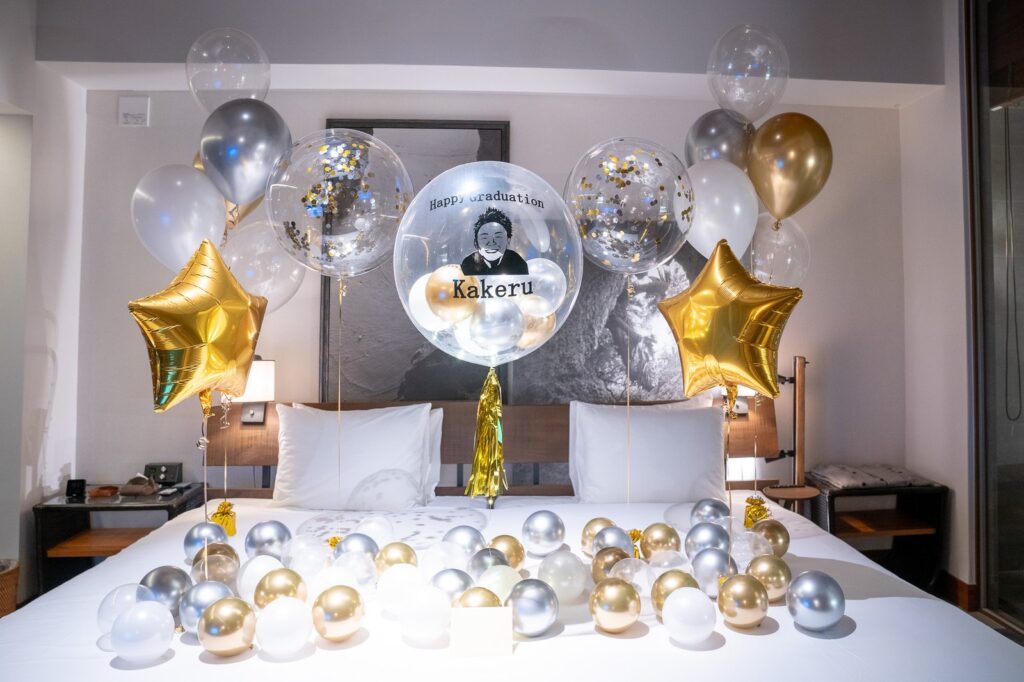 金白色氣球畢業慶祝佈置